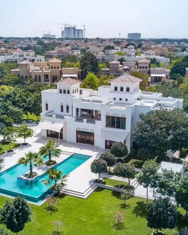 Luchtfoto van een villa in Al Barari, Dubai