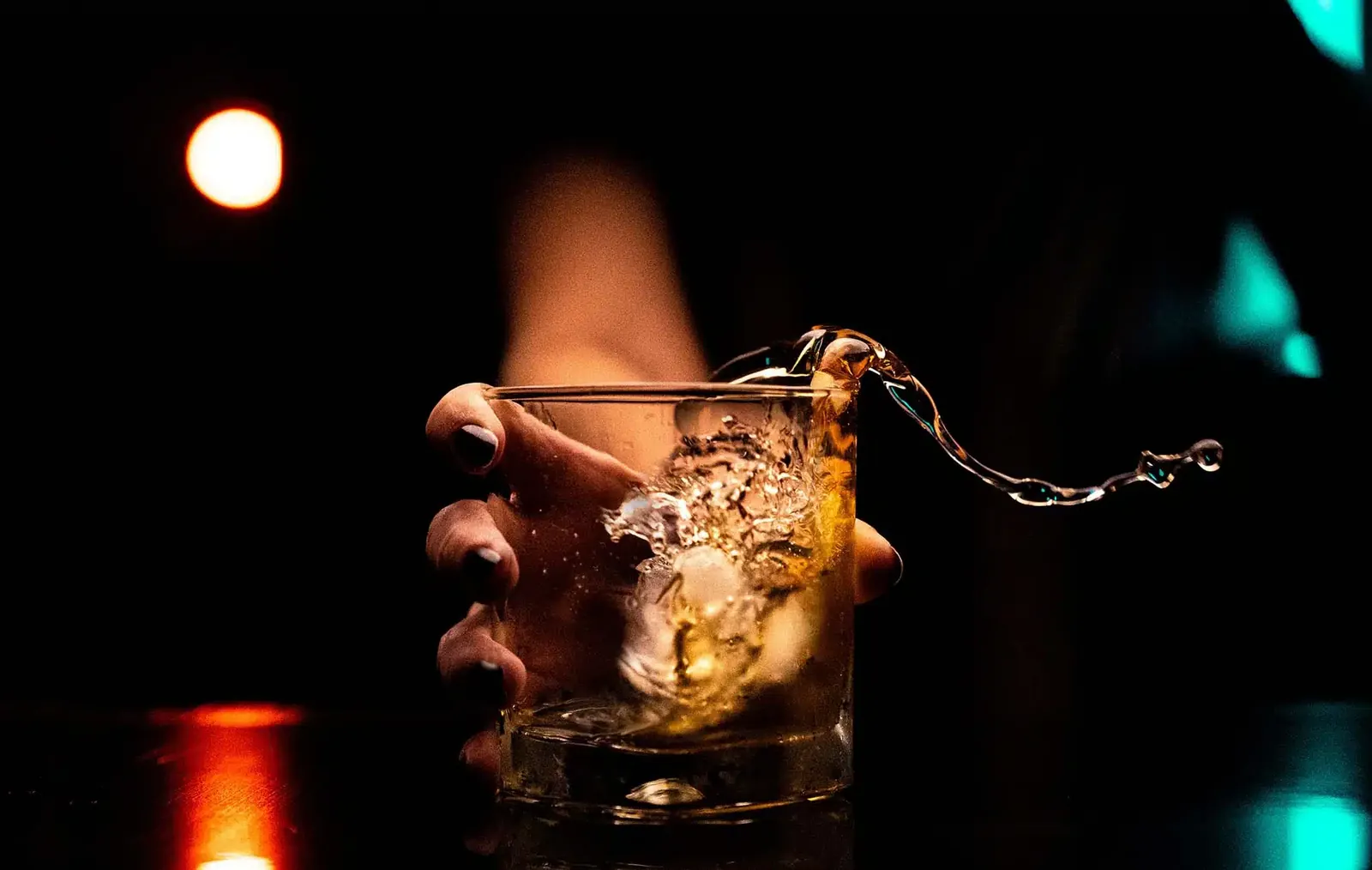 Glas met alcohol, regels voor consumptie in Dubai