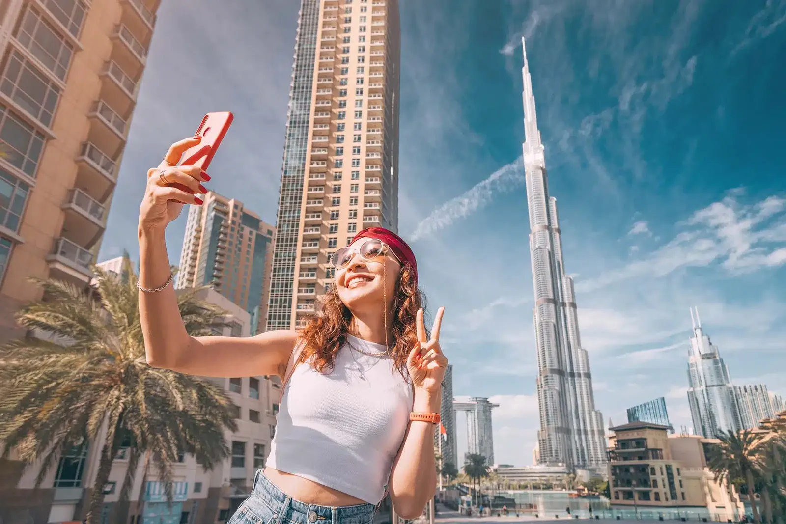 Influencer tijdens een contentopname in Dubai