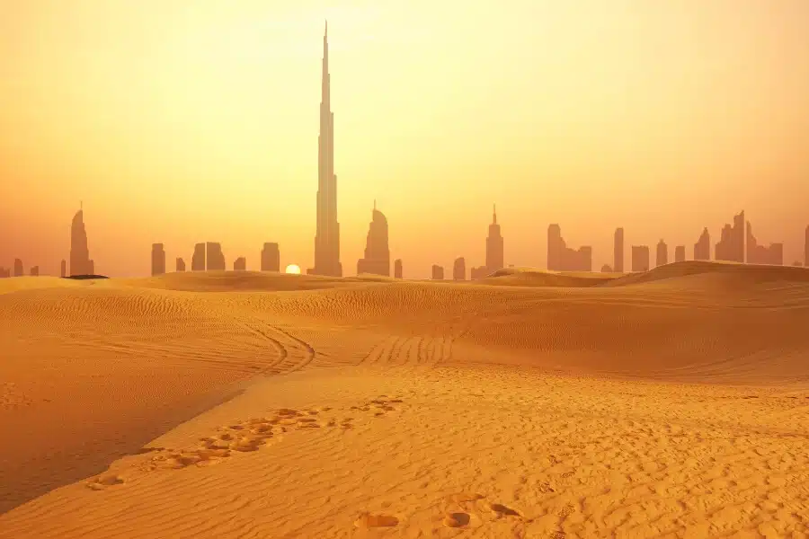 Zomerhitte boven de skyline van Dubai